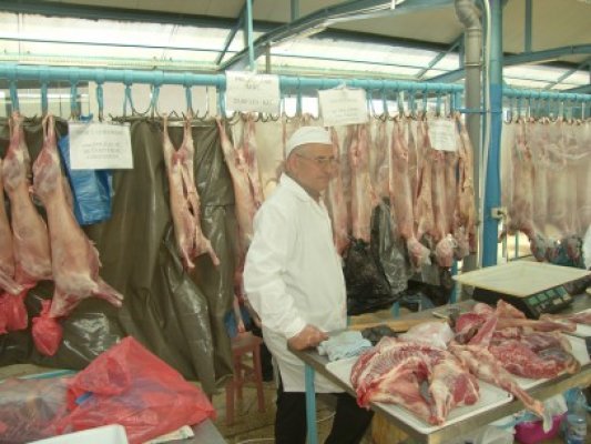 Razii în pieţe: a fost confiscată carne de miel în valoare de 5.000 de lei
